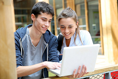 Adolescents estudiant anglès